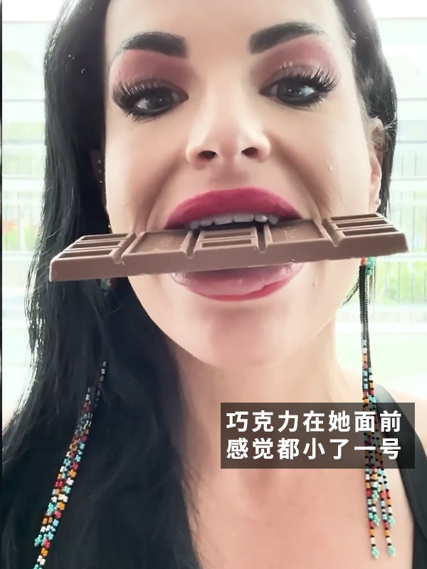 美國(guó)一姐姐擁有世界寬的舌頭！一次性可吃四個(gè)棒棒糖