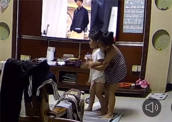 3歲妹妹吃糖卡喉 6歲姐姐冷靜施救：海姆立克急救法有用！