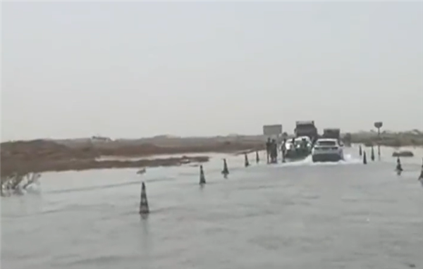 新疆塔克拉瑪干沙漠發(fā)洪水：致多輛車公路上熄火