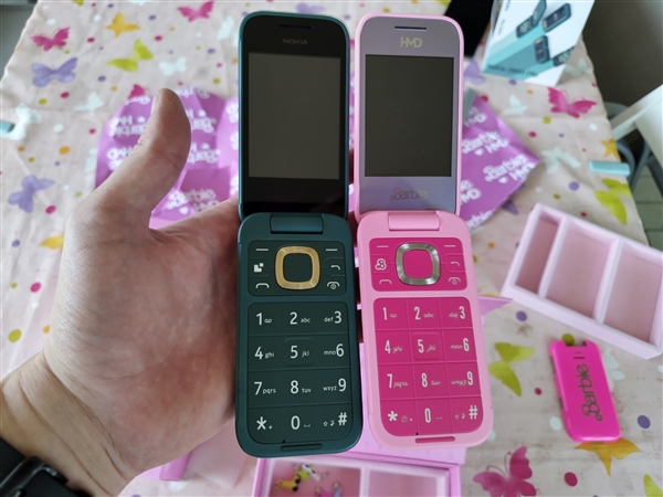 919元！HMD Barbie芭比聯(lián)名翻蓋機發(fā)布：粉色機身少女心爆棚