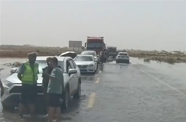 新疆塔克拉瑪干沙漠發(fā)洪水：致多輛車公路上熄火