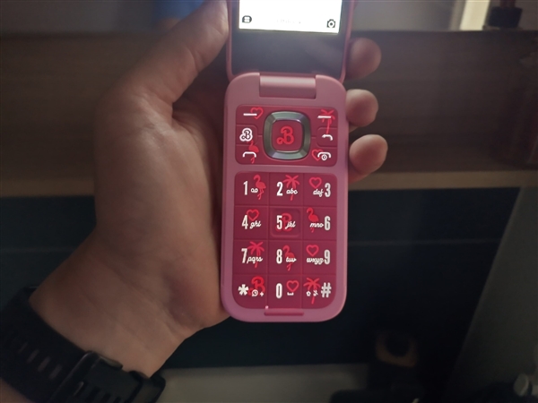 919元！HMD Barbie芭比聯(lián)名翻蓋機發(fā)布：粉色機身少女心爆棚