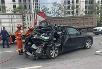 一體化壓鑄夠硬！特斯拉Model Y遭大貨追尾：車?yán)锼娜税踩珶o恙
