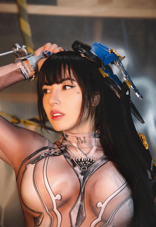 南美美女Cos《星刃》膚色戰(zhàn)衣伊芙：好身材吸睛