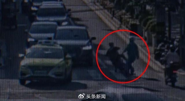 男子闖紅燈致電動(dòng)車車主摔倒遭碾壓身亡 司機(jī)是否負(fù)責(zé)：官方回應(yīng)