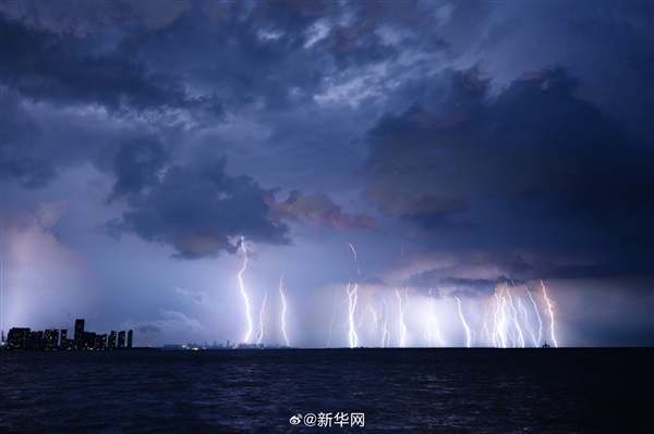 蔚為壯觀！臺(tái)風(fēng)摩羯來臨前夜：海口現(xiàn)巨型閃電
