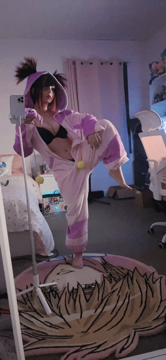 美女推主cos《街霸6》韓蛛俐：邪魅可愛身姿妖嬈