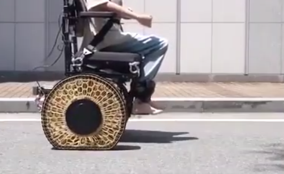 韓國研發(fā)出爬樓輪椅：可隨地形變化自動(dòng)變形