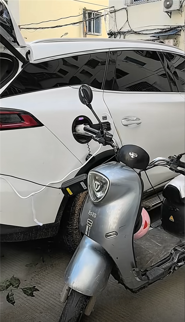 臺(tái)風(fēng)致停電 比亞迪唐車主免費(fèi)給鄰居手機(jī)充電：甚至還有電瓶車