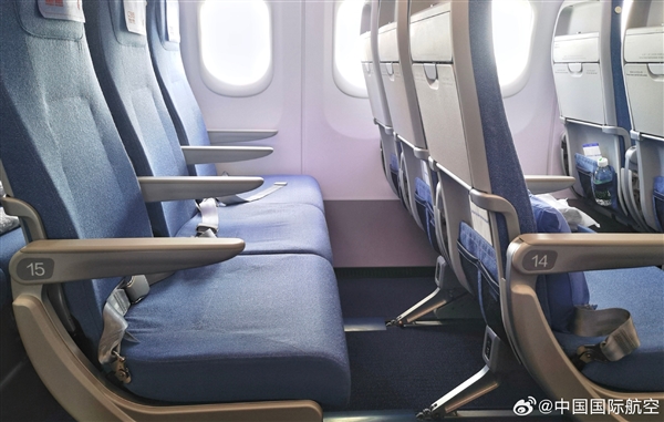 國航首架C919國產(chǎn)大飛機(jī)座艙細(xì)節(jié)：配有手機(jī)支架、60W USB-C接口