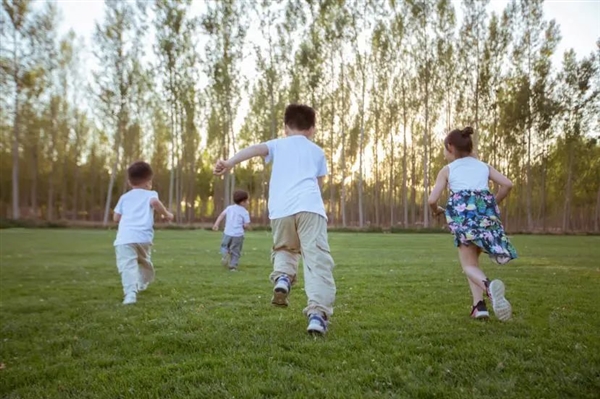 幼童被關(guān)廁所“立規(guī)矩”：我們?cè)撊绾闻c公共空間中的兒童相處