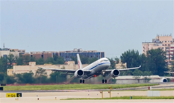 國航C919成功首航上海：將執(zhí)飛京滬、京杭航線