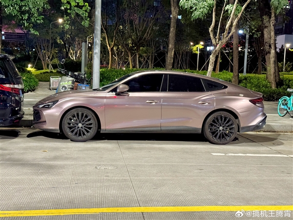 街頭驚現(xiàn)藍牌“小米SU7 Max” 還是雙邊四出排氣