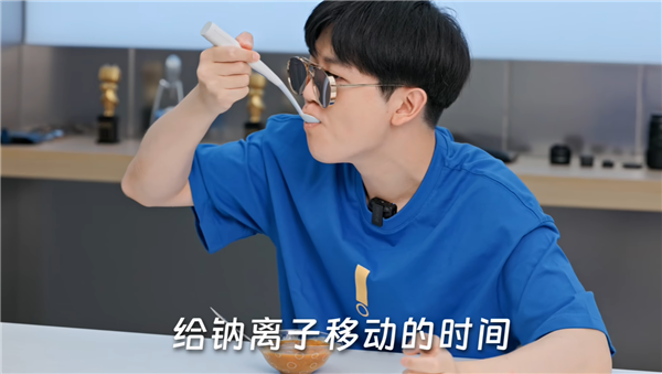 UP主花2600元買了個(gè)日本減鹽勺：號(hào)稱可少吃30%鹽 實(shí)測(cè)圖一樂