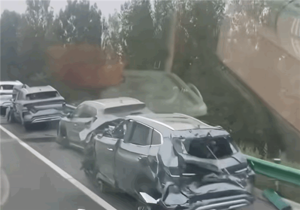 汽車運(yùn)輸卡車高速側(cè)翻 一整車比亞迪新車變成事故車