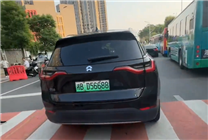 男子駕車強闖護學(xué)崗：被攔后下車張口就罵人
