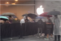首批iPhone 16用戶收到新機：果粉暴雨中在Apple Store排長隊取貨