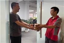 京東物流專項(xiàng)保障！全國(guó)多地首批iPhone16系列新品已由京東小哥送到