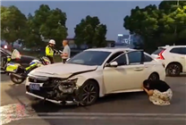 特斯拉撞上雙黃線拐彎本田雅閣致無(wú)辜路人身亡：官方通報(bào)