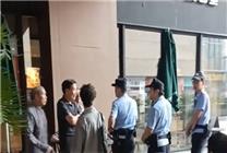 老人們坐星巴克門口被驅(qū)趕引熱議：官方回應(yīng)天天占座位打牌等