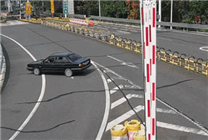 18年駕齡老司機(jī)高速掉頭逆行：車沒油了