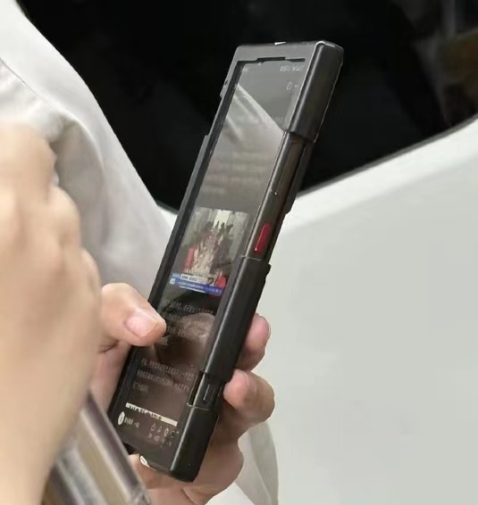 努比亞Z70 Ultra真機首曝：全球首發(fā)1.5K真全面屏
