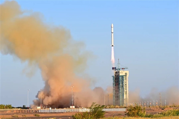 中國(guó)第一顆可重復(fù)使用返回式技術(shù)試驗(yàn)衛(wèi)星發(fā)射成功！