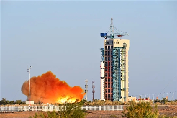 中國(guó)第一顆可重復(fù)使用返回式技術(shù)試驗(yàn)衛(wèi)星發(fā)射成功！