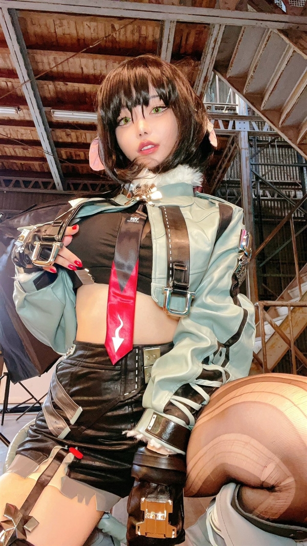 日本美女Cos《絕區(qū)零》簡美圖賞：性感還原 身材絕佳
