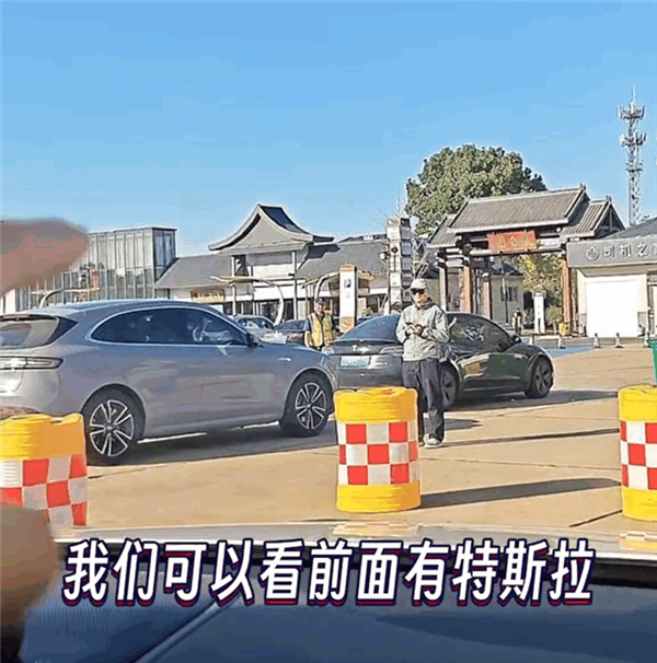蔚來(lái)車(chē)主秀優(yōu)越：高速服務(wù)區(qū)充電樁都在排隊(duì) 蔚來(lái)3分鐘換完電