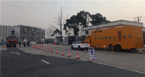 江蘇一高速服務區(qū)現(xiàn)蔚來專屬通道：新能源車主實名羨慕