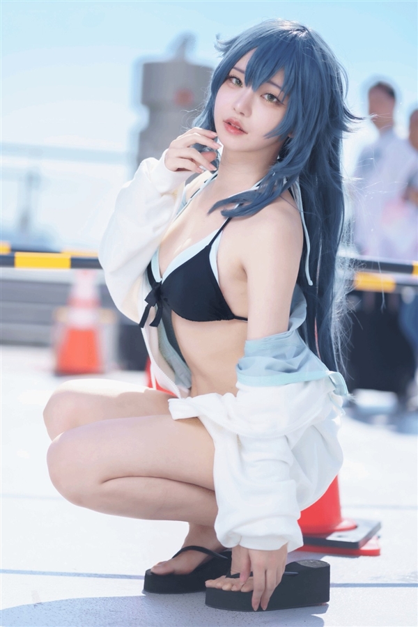 日本美女Cos《絕區(qū)零》簡美圖賞：性感還原 身材絕佳