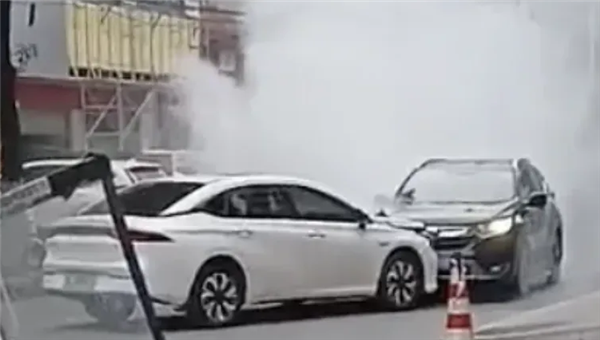 轎車(chē)鬧市突然失控撞向人群！湖北司機(jī)死死頂住 廣汽埃安為英雄車(chē)主獎(jiǎng)勵(lì)霸王龍