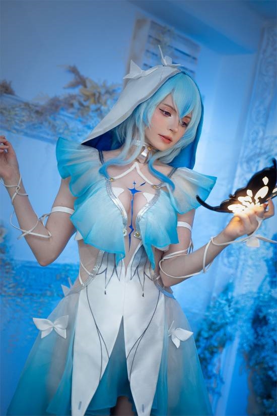 礙事梨體模《鳴潮》COS：潔白無瑕