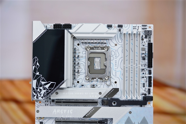 白色海景房必備！銘瑄Z890 Arctic主板圖賞