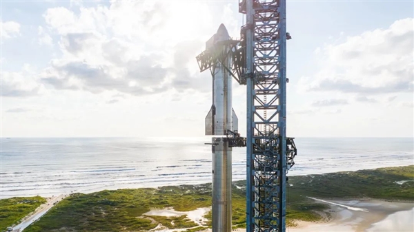 首次“筷子”夾大火箭！SpaceX星艦一級回收成功：全程完美