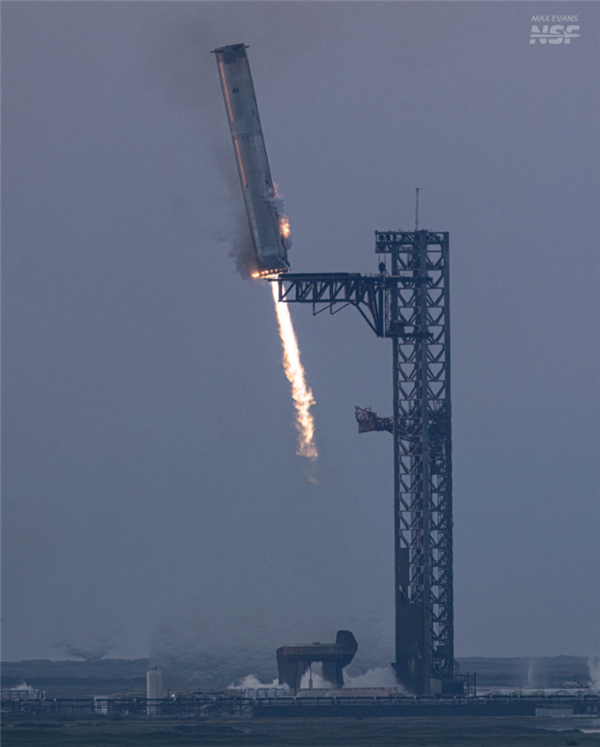 首次“筷子”夾大火箭！SpaceX星艦一級回收成功：全程完美