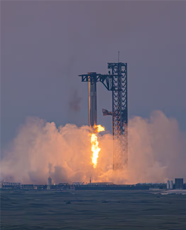 首次“筷子”夾大火箭！SpaceX星艦一級回收成功：全程完美