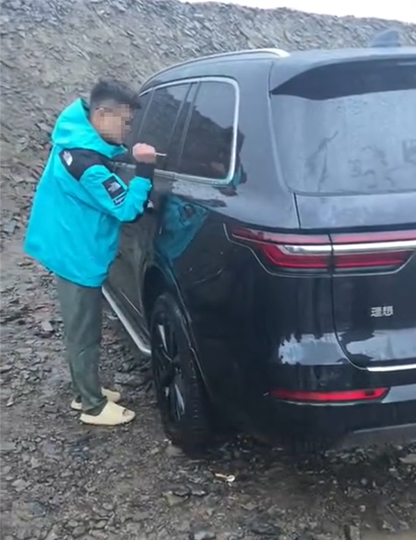 手機(jī)沒信號(hào)無(wú)法開車門女子無(wú)奈砸窗：挑來挑去挑了塊貴的