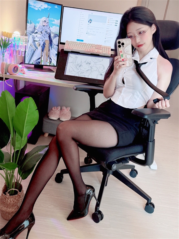 ShiftUP美女員工Cos《星刃》《妮姬》：很性感！很還原