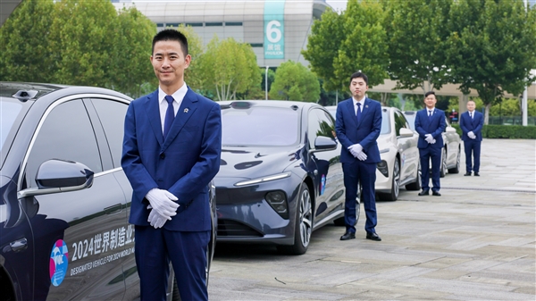 蔚來(lái)推出商務(wù)出行服務(wù)：服務(wù)專員穿正裝、帶手套 起步價(jià)180元/小時(shí)