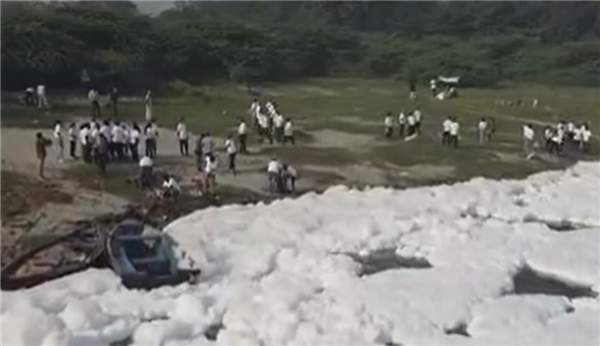 印度首都河面漂浮大量有毒泡沫：一眼望不到邊