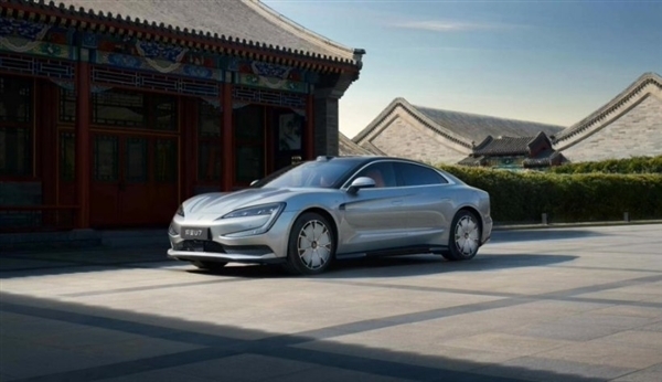 比亞迪首款百萬(wàn)級(jí)轎車(chē)仰望U7內(nèi)飾曝光！延續(xù)U8設(shè)計(jì) 配備5塊大屏