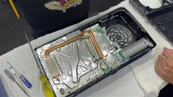 PS5 Pro偷跑拆解：GPU規(guī)模飆升！內(nèi)存增加2GB DDR5