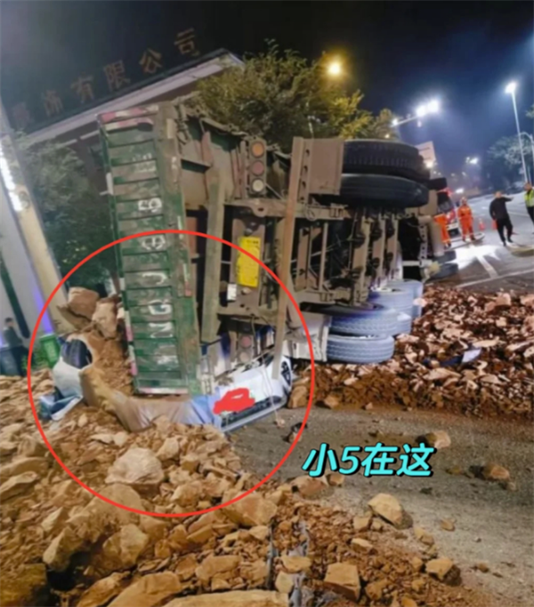 遭40噸土方車(chē)側(cè)傾壓頂！蔚來(lái)ET5T扛下了：車(chē)內(nèi)人員死里逃生