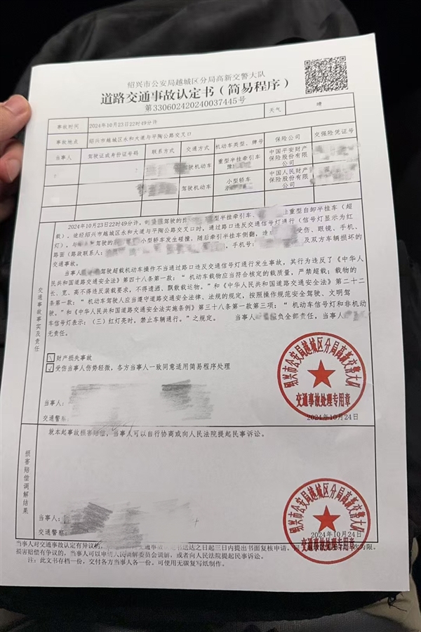 遭40噸土方車(chē)側(cè)傾壓頂！蔚來(lái)ET5T扛下了：車(chē)內(nèi)人員死里逃生