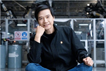 雷廠長進(jìn)廠！雷軍曬車間席地而坐照片：提醒早點(diǎn)出門免得堵車