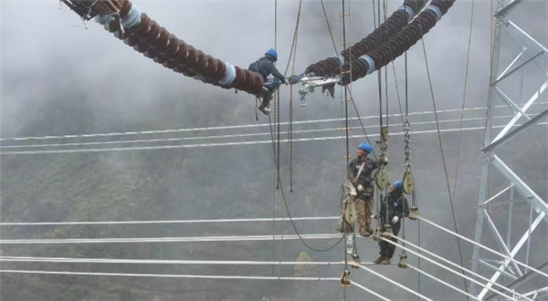 世界海拔高！我國特高壓輸電線路工程“鄂1標(biāo)段”全線貫通