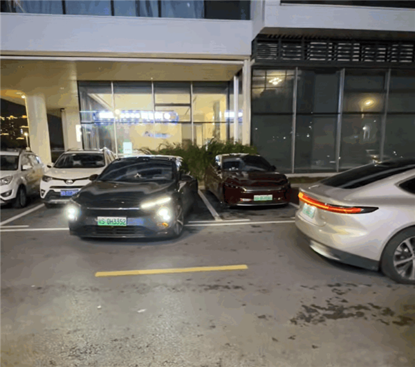 兩臺蔚來自動泊車搶同一個車位：沒有撞 兩車還會相互禮讓