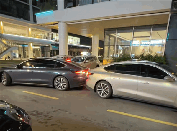 兩臺蔚來自動泊車搶同一個車位：沒有撞 兩車還會相互禮讓